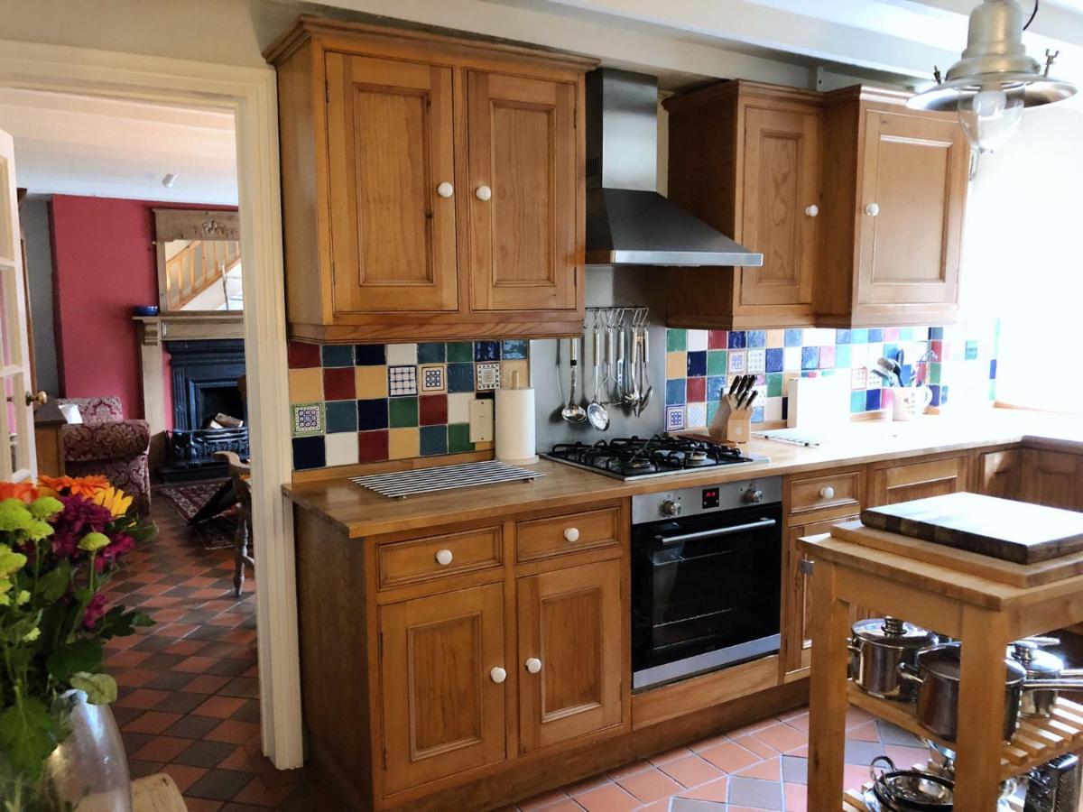 Stunning & Spacious House In Central Tenby Exterior photo